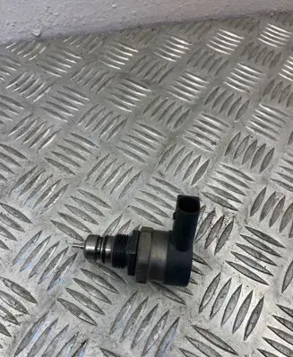BMW 3 E90 E91 Fuel pressure regulator 0281002949