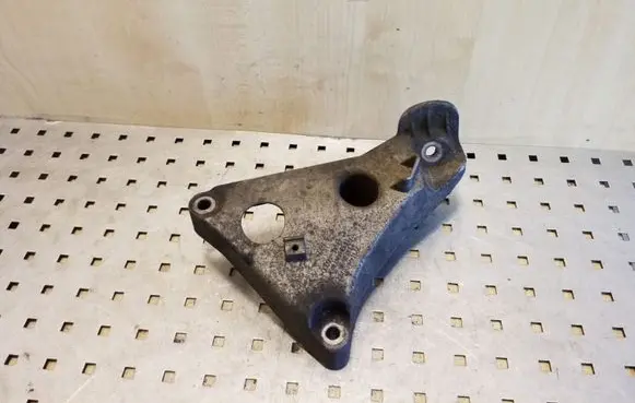 BMW 5 E60 E61 Engine mounting bracket 2211677705301 13807410