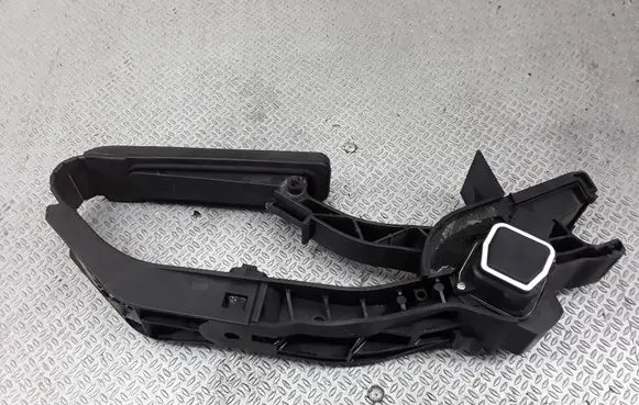 Mercedes-Benz C W203 Accelerator throttle pedal A2033000104