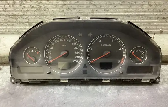 Volvo V70 Speedometer (instrument cluster) 8673802 8602885 30682277