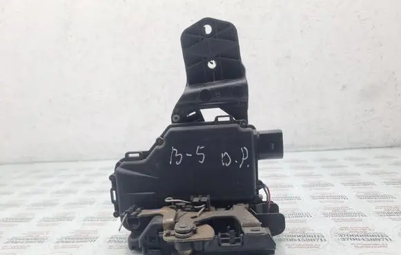 Volkswagen PASSAT B5 Front door lock 3B0837868