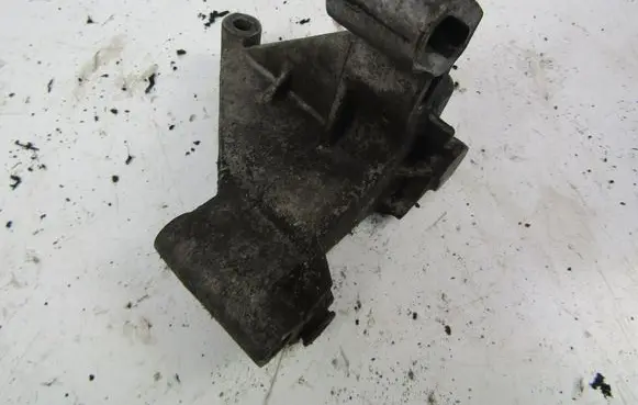 Volkswagen Polo III 6N 6N2 6NF Engine mounting bracket 