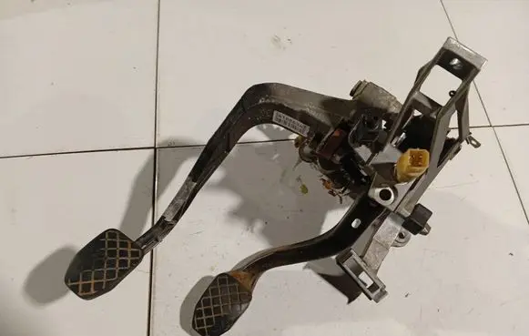 Volkswagen PASSAT B5 Brake pedal KTS6