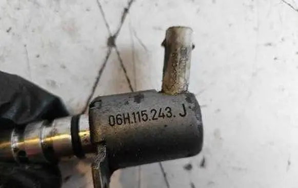 Volkswagen Golf VI Camshaft vanos timing valve 06H115243J