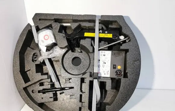 Volkswagen Golf VI Tool box 8P0012109G
