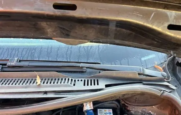 Volkswagen Touran I Front wiper blade arm 