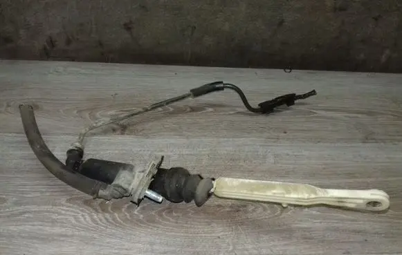 Volvo V70 Clutch slave cylinder 8636540