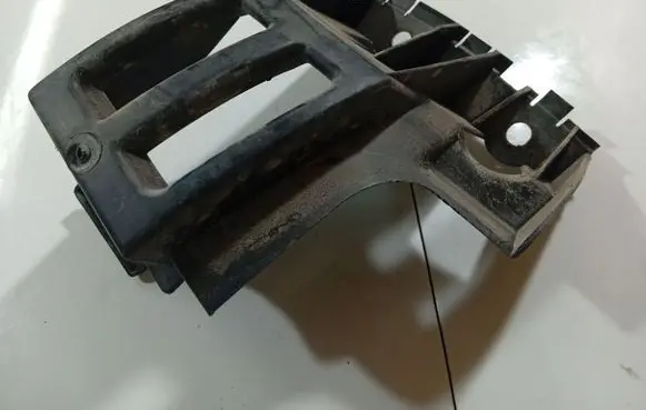 Rear bumper mounting bracket