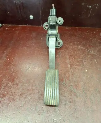 Accelerator throttle pedal