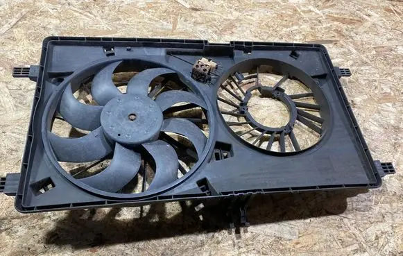 Renault Master III Radiator cooling fan shroud 214811562R