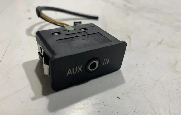 BMW 5 E60 E61 AUX in-socket connector 6986791