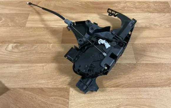 Volvo V50 Front door lock 30699110 985915