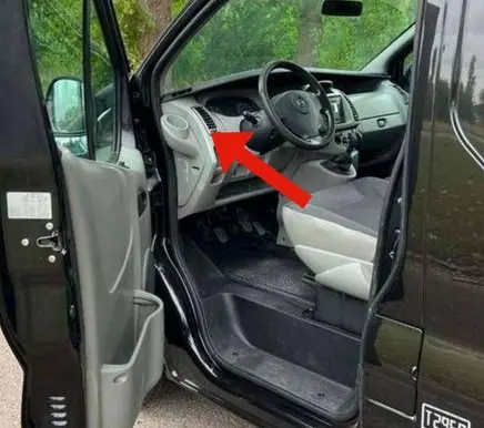 Opel Vivaro Dashboard side air vent grill/cover trim R6136S150