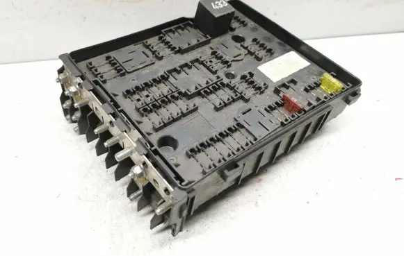 Volkswagen Golf V Fuse module 37167639O