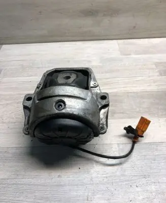 Engine mount bracket