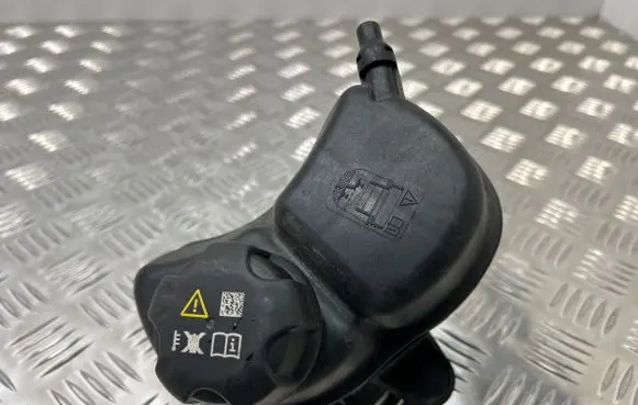 BMW 2 G42 Coolant expansion tank/reservoir 18779811 8610653 1713