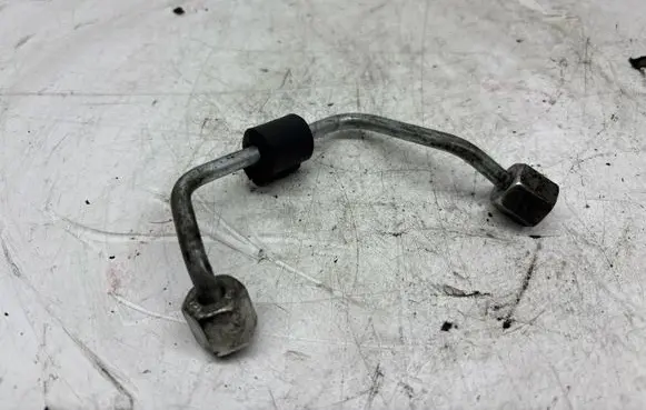 Volkswagen Tiguan Fuel injector supply line/pipe 