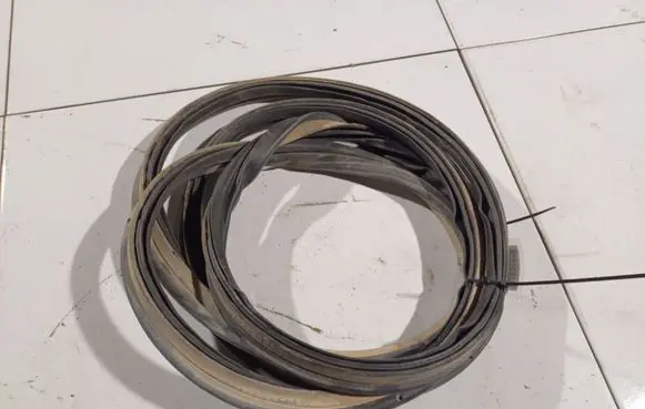 Trunk rubber seal (body)