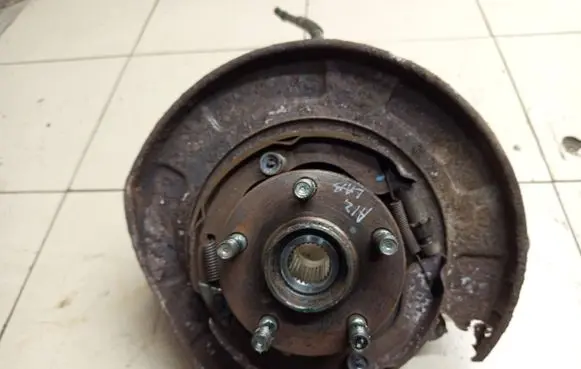 Subaru Forester SH Rear wheel hub spindle/knuckle 