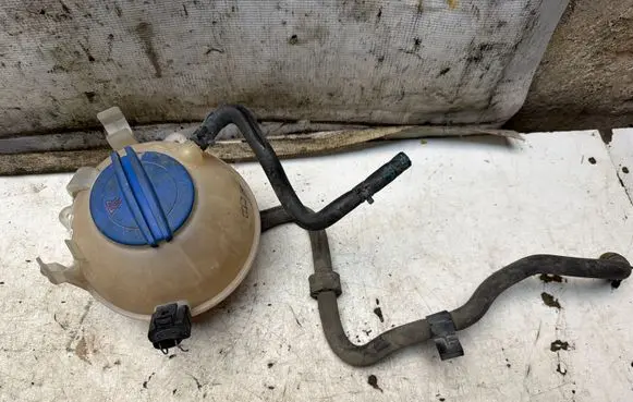 Volkswagen Golf V Coolant expansion tank/reservoir 1K0121407