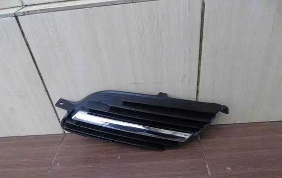Nissan Almera Tino Front bumper upper radiator grill