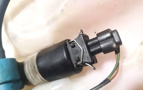 Volkswagen PASSAT B4 Windscreen/windshield washer pump 