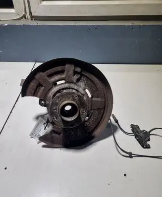 Rear wheel hub