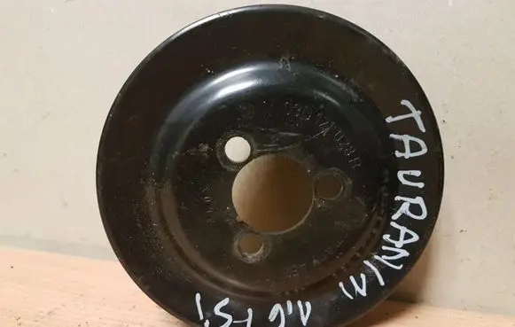 Volkswagen Touran I Water pump pulley 03D121028B