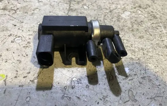 Volkswagen Touareg I Turbo solenoid valve 72290303