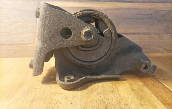 Nissan X-Trail T30 Engine mount bracket