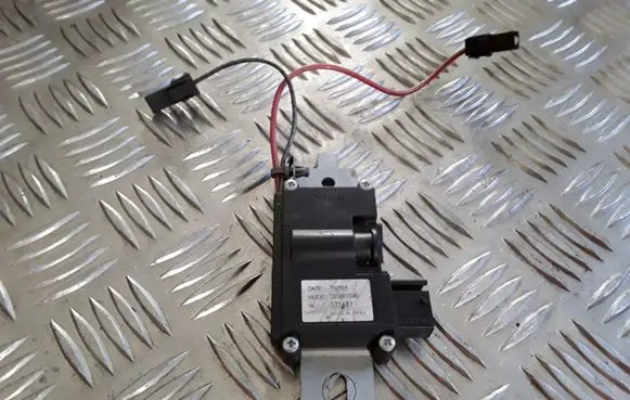 Chrysler 300 - 300C Aerial antenna amplifier 05059070AE