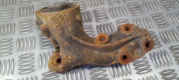 Peugeot 406 Engine mount bracket 25441380