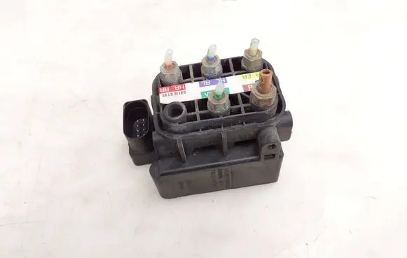Mercedes-Benz C W205 Air suspension valve block A0993200058