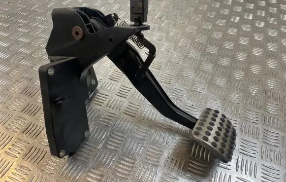 Mercedes-Benz B W245 Brake pedal A1692902801 4010049B 334403
