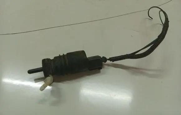 Volkswagen Jetta V Windscreen/windshield washer pump
