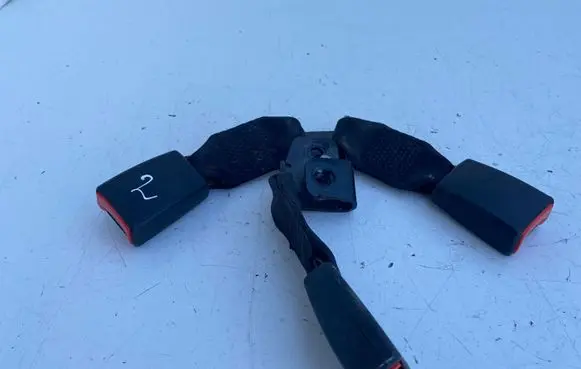 Toyota Avensis T220 Rear seatbelt buckle