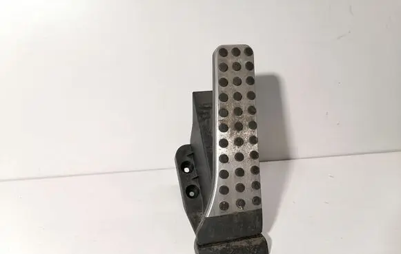 Mercedes-Benz E W212 Accelerator throttle pedal A2043000204