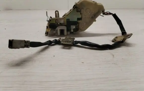 Honda CR-V Front door lock (next to the handle) 