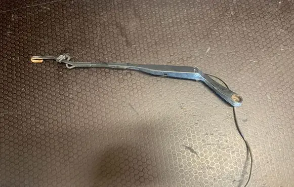 Fiat Coupe Front wiper blade arm