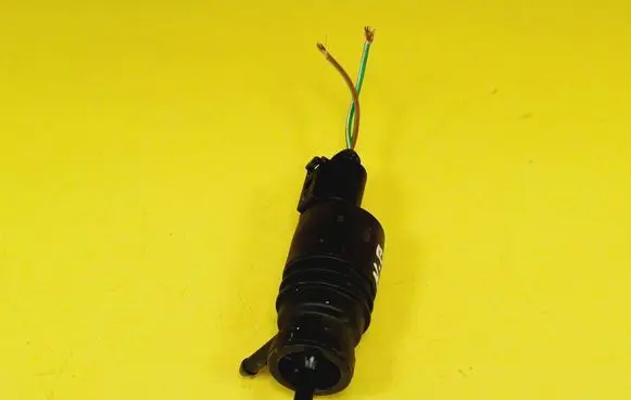Volkswagen New Beetle Windscreen/windshield washer pump 1J0973722