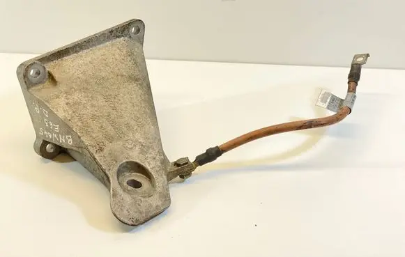 BMW 6 E63 E64 Engine mounting bracket 6761114 7525120