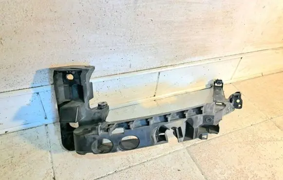 Audi A3 S3 8P Headlight/headlamp mounting bracket 8p0805607