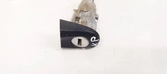 Volkswagen Golf Plus Front door lock (next to the handle) 