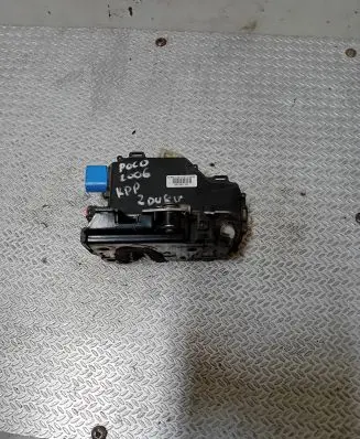 Volkswagen Polo Front door lock 1J1837015AM