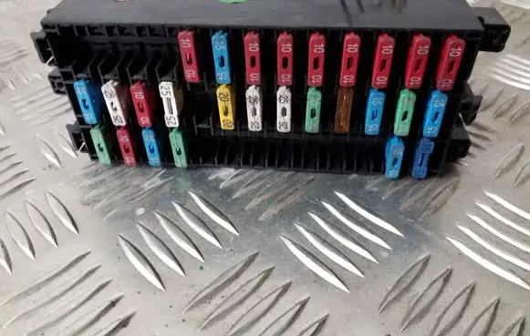Opel Vivaro Fuse module