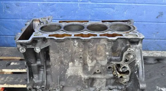 Peugeot 207 Engine block 5F01