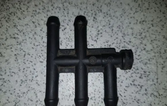 BMW 5 E39 Fuel distributor 1184632