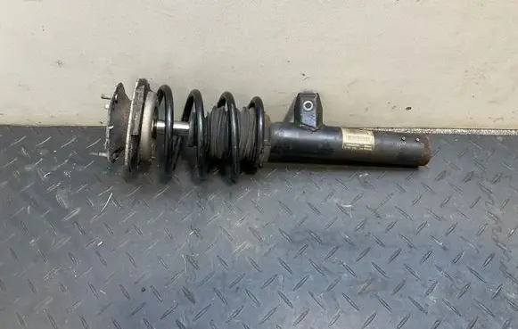 BMW 5 E60 E61 Front shock absorber with coil spring 6772220 E60V009BX