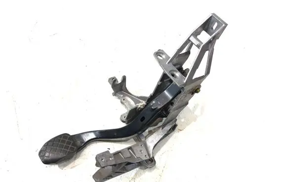 Volkswagen PASSAT B5.5 Brake pedal 8D1721117L