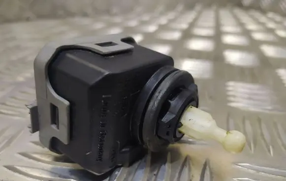 Headlight level adjustment motor